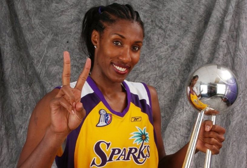 WNBA历史第二人！莱斯利获雕像致敬待遇 曾是郑海霞火花队友